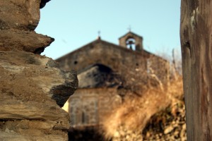 La paret d'una de les cases que acabarà d'anar a terra per guanyar una plaça a tocar de l'església de Sant Esteve de Guils.